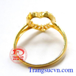 Nhẫn nữ vàng tây,được thiết kế tinh tế, đeo xinh xinh trên ngón tay đeo nhẫn. Trái tim trong sáng nhẫn