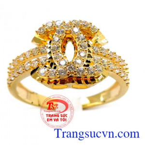 Nhẫn vàng đính đá đẹp với thiết kế tinh tế và đẳng cấp, nhẫn nữ gắn kim trắng.