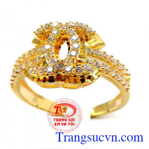 Nhẫn nữ tình yêu, nhẫn vàng tây nữ là sản phẩm được nhiều phái nam lựa chọn để tặng cho người mình yêu thương.