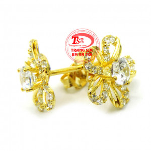 Hoa tai cánh hoa mai là món quà ý nghĩa dành cho phái đẹp,