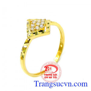  Nhẫn Nữ Vàng thể hiện sự qua tâm và yêu thương, quan tâm sâu sắc với người được tặng