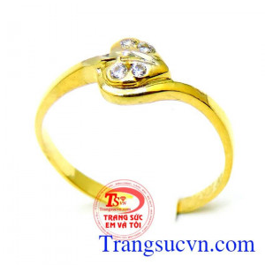 Trái tim nhẫn vàng đeo xinh xinh trên ngón tay đeo nhẫn