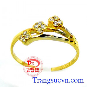 Bán nhẫn nữ vàng dành cho nữ. Hoa huệ trong trắng