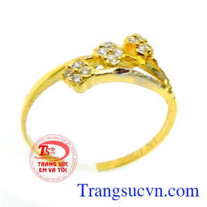 Nhẫn nữ vàng tây,được thiết kế tinh tế. Hoa huệ trong trắng