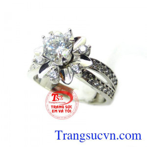 Nhẫn nữ vàng tây chế tác tinh tế mang đến những đường nét sáng,bóng bền đẹp cho chiếc nhẫn nữ đeo hợp thời trang,chất lượng vàng được đảm bảo uy tín. Khách hàng ưa chuộng sản phẩm nhẫn nữ vàng tây bền đẹp.