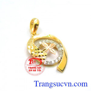 Khi hòa quện vầng trăng sáng trong dịu dàng với cánh hoa điệu đà, Nét đẹp người con gái đã được phô diễn nơi đây. Mặt dây chuyền nữ Trăng Hoa đẹp.