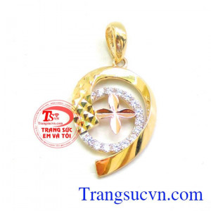 Mặt dây chuyền nữ Trăng Hoa, khi Thiết kế một món đồ Trang sức nhà Thiết kế lựa chọn một cách khéo léo các họa tiết để chưng diện lên sản phẩm tạo sự thu hút cho người dùng cũng như người ngắm.