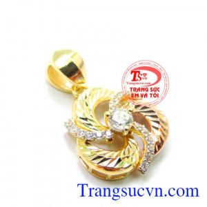 Mặt dây hạnh phúc bên nhau với sự kết hợp giữa vàng hồng và vàng màu tạo nên mặt dây chuyền xinh xắn.