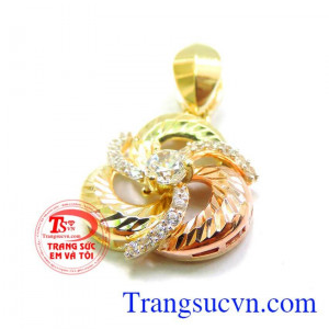 Mặt dây hạnh phúc bên nhau tinh tế, sang trọng, đẹp mắt.