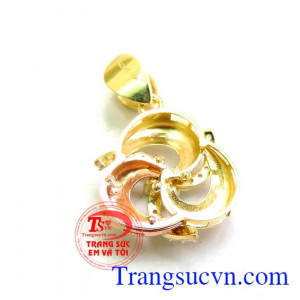 Mặt dây hạnh phúc bên nhau đẹp.