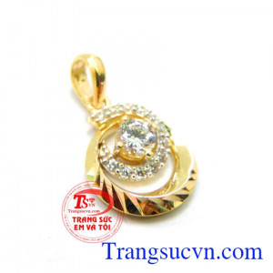 Mặt dây nữ trinh vàng được chế tác bắt mắt, hiện đại.