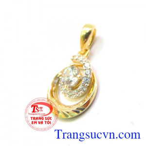 Mặt dây nữ trinh vàng mặt dây chuyền sáng bóng uy tín về chất lượng vàng.