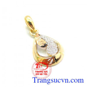 Mặt vàng tinh tế đẹp,mặt dây chuyền sáng bóng uy tín về chất lượng vàng.