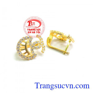 Hoa tai vàng kiểu cách được khách hàng nữ ưa chuộng.