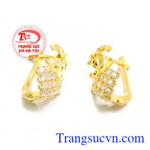 Hoa tai vàng 10k cho nữ tính sẽ là món quà lí tưởng dành tặng người thương và những dịp đặc biệt, lễ trọng đại.