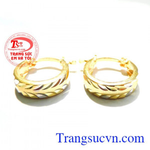 Hoa tai tặng Bà đeo hợp thời trang, được nhiều người yêu thích.