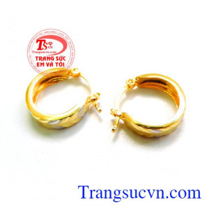 Hoa tai tặng Bà đeo gọn và đeo được liên lục với đường nét tinh tế ôm sát tai, là món quà tuy đơn sơ nhưng rất ý nghĩa. 