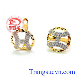 Hoa tai nữ vàng H là món quà tặng cho phái đẹp được ưa thích