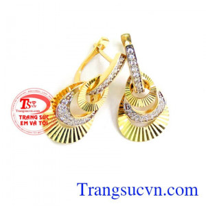 Hoa tai vàng 10k màu nhập chế tác tinh tế, chất lượng.