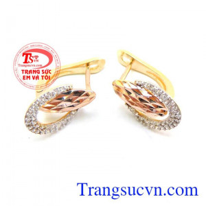 Hoa tai vàng hai màu với thiết kế ôm sát tai,hoa tai vàng màu hồng và vàng màu vàng, kết đá, chất lượng đảm bảo uy tín,bảo hành 6 tháng.