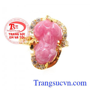Nhẫn vàng tỳ hưu ruby Nhẫn vàng màu tinh tế gắn tỳ hưu đá thiên nhiên,mang lại may mắn và hộ mệnh