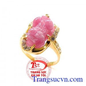 Nhẫn vàng tỳ hưu ruby Nhẫn vàng màu tinh tế gắn tỳ hưu đá thiên nhiên,mang lại may mắn và hộ mệnh