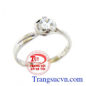 Nhẫn nữ vàng tây chế tác tinh tế mang đến những đường nét sáng,bóng bền đẹp cho chiếc nhẫn nữ đeo hợp thời trang,chất lượng vàng được đảm bảo uy tín. Khách hàng ưa chuộng sản phẩm nhẫn nữ vàng tây bền đẹp.