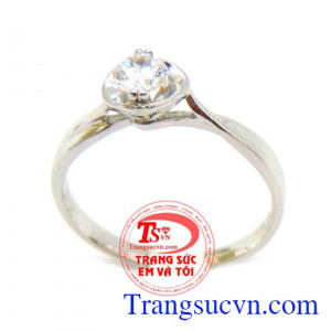 Nhẫn nữ vàng tây chế tác tinh tế mang đến những đường nét sáng,bóng bền đẹp cho chiếc nhẫn nữ đeo hợp thời trang,chất lượng vàng được đảm bảo uy tín. Khách hàng ưa chuộng sản phẩm nhẫn nữ vàng tây bền đẹp.