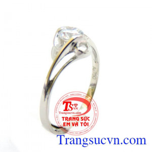 Nhẫn nữ vàng tây chế tác tinh tế mang đến những đường nét sáng,bóng bền đẹp cho chiếc nhẫn nữ đeo hợp thời trang,chất lượng vàng được đảm bảo uy tín. Khách hàng ưa chuộng sản phẩm nhẫn nữ vàng tây bền đẹp
