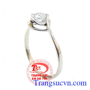 Nhẫn nữ vàng tây chế tác tinh tế mang đến những đường nét sáng,bóng bền đẹp cho chiếc nhẫn nữ đeo hợp thời trang,chất lượng vàng được đảm bảo uy tín. Khách hàng ưa chuộng sản phẩm nhẫn nữ vàng tây bền đẹp