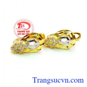 Hoa tai nữ vàng gọn đeo hợp thời trang.