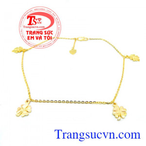 Lắc chân vàng cỏ 4 lá lắc tay giờ không còn là điều mới mẻ đối với giới trẻ nữa.