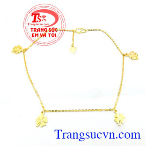 Lắc chân vàng cỏ 4 lá Việc sử dụng một chiếc lắc để làm điểm nhấn cho đôi chân mỗi khi bạn mặc váy hoặc quần gắn,