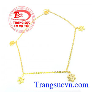 chiếc lắc chân vàng tây còn mang một ý nghĩa đẹp trong tình yêu nếu bạn được chàng tặng nó cho mình.