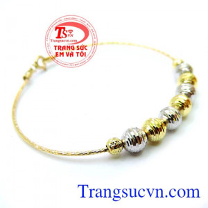 Chiếc Lắc vàng nắm giữ tình yêu món quà cho người mình yêu thương. 