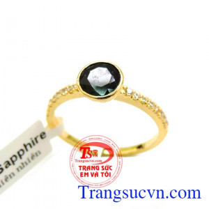 Nhẫn nữ vàng tây gắn đá thiên nhiên chế tác tinh tế mang đến những đường nét sáng,bóng bền đẹp cho chiếc nhẫn nữ đeo hợp thời trang,chất lượng vàng được đảm bảo uy tín