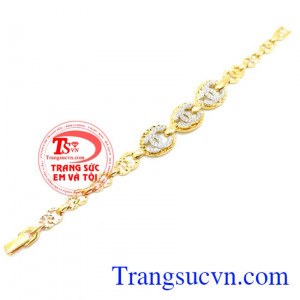 Lắc nữ món quà đẹp hàng hiệu dành cho người yêu thương phù hợp mới mọi trang phục.