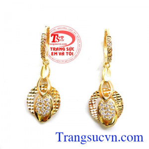 Hoa tai vàng 18k nữ nhập khẩu làm tôn lên vẻ đẹp của người đeo. 