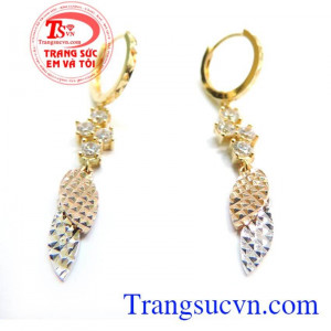 Đôi hoa tai nữ vàng 18k đẹp đeo hợp thời trang, thanh lịch.