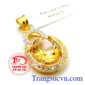 Chiếc Mặt nữ thạch anh vàng có giấy kiểm định đá quý kèm theo.