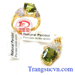 Trang sức Peridot mệnh hỏa được chế tác tỉ mỉ, đường nét tinh xảo.