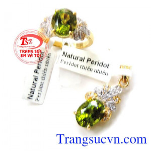 Trang sức Peridot mệnh hỏa mang lại vẻ sang trọng, uy quyền cho người đeo.