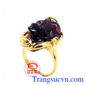 Nhẫn nữ vàng tây chế tác tinh tế mang đến những đường nét sáng,bóng bền đẹp cho chiếc nhẫn nữ đeo hợp thời trang,chất lượng vàng được đảm bảo uy tín. Khách hàng ưa chuộng sản phẩm nhẫn nữ vàng tây bền đẹp.