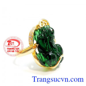 Nhẫn vàng tỳ hưu xanh lá được gắn trên chiếc nhẫn nữ vàng 10k đảm bảo chất lượng,Tỳ hưu được làm từ đá nhân tạo