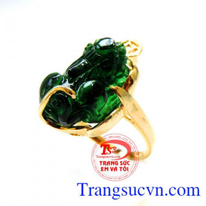 Nhẫn vàng tỳ hưu xanh lá được gắn trên chiếc nhẫn nữ vàng 10k đảm bảo chất lượng,Tỳ hưu được làm từ đá nhân tạo