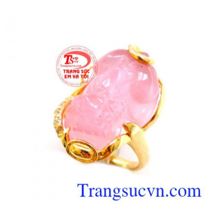 Nhẫn nữ vàng tây chế tác tinh tế mang đến những đường nét sáng,bóng bền đẹp cho chiếc nhẫn nữ đeo hợp thời trang,chất lượng vàng được đảm bảo uy tín. Khách hàng ưa chuộng sản phẩm nhẫn nữ vàng tây bền đẹp. 