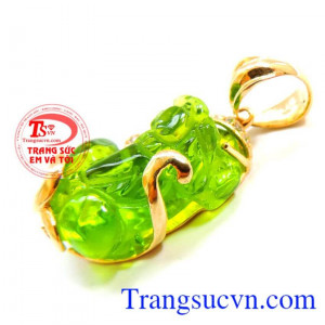 Mặt dây tỳ hưu đá xanh mang lại vẻ tinh tế, xinh xắn cho người đeo.