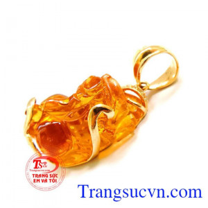 Mặt tỳ hưu đá vàng không chỉ là món đồ trang sức mà còn có khả năng đem lại may mắn cho người đeo.