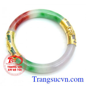 Chiếc Vòng ngọc tứ quý bọc vàng, vòng ngọc đem lại may mắn cho người đeo. 