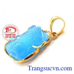 Chiếc Mặt tỳ hưu xanh nước phù hợp đeo cổ cho nữ xinh xắn.